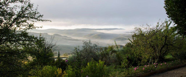 Une vue sur les collines du Chianti depuis une terrasse de Villa le Barone par Andrea Huyck 