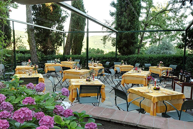 Villa le Barone, Tuscany  : dîner romantique aux chandelles sur la terrasse 