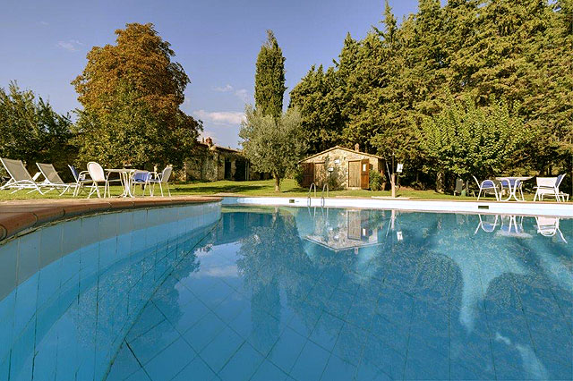 La piscine de l'hôtel Villa le Barone dans le Chianti , Italie 