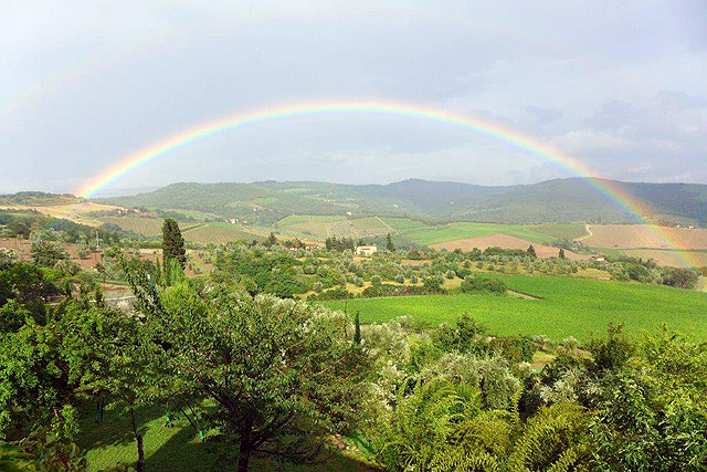 Arc en ciel dans la campagne Toscane vu depuis Villa le Barone 