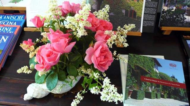 Fleurs et livre dans l'entrée de Villa le Barone Message de sécurité 