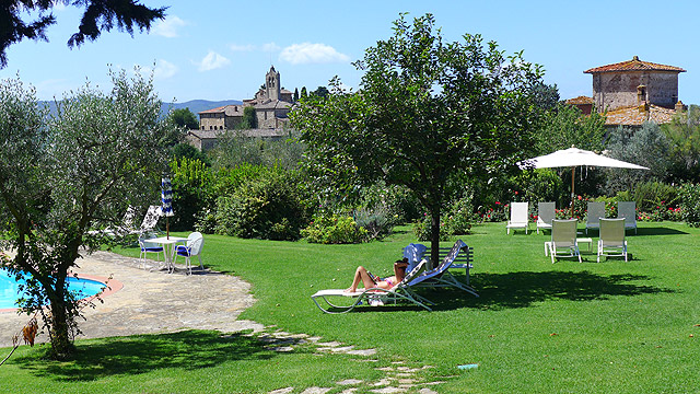 Vue de la piscine de Villa le Barone en Toscane 