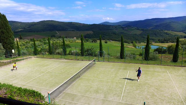 Tennis avec vue sur les collines du Chianti à Villa le Barone en Toscane 