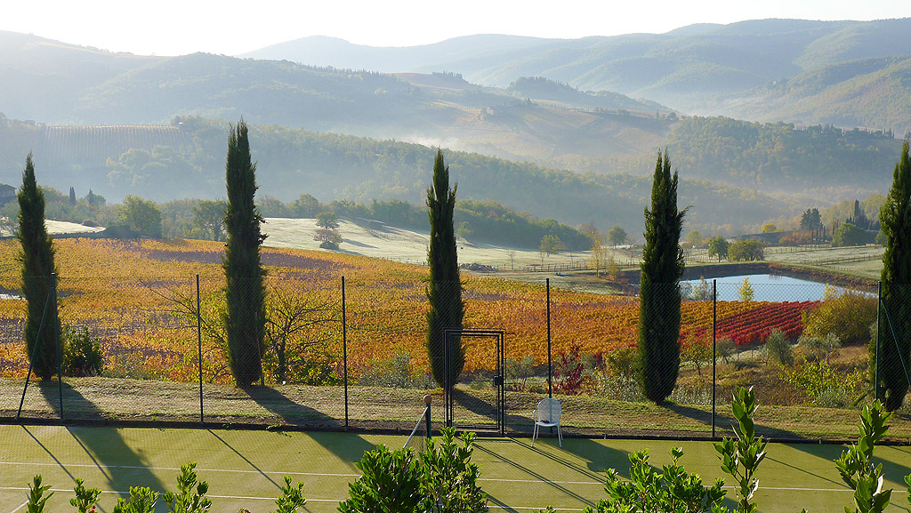 Les collines du Chianti et les vignobles en automne vus du tennis de Villa le Barone
